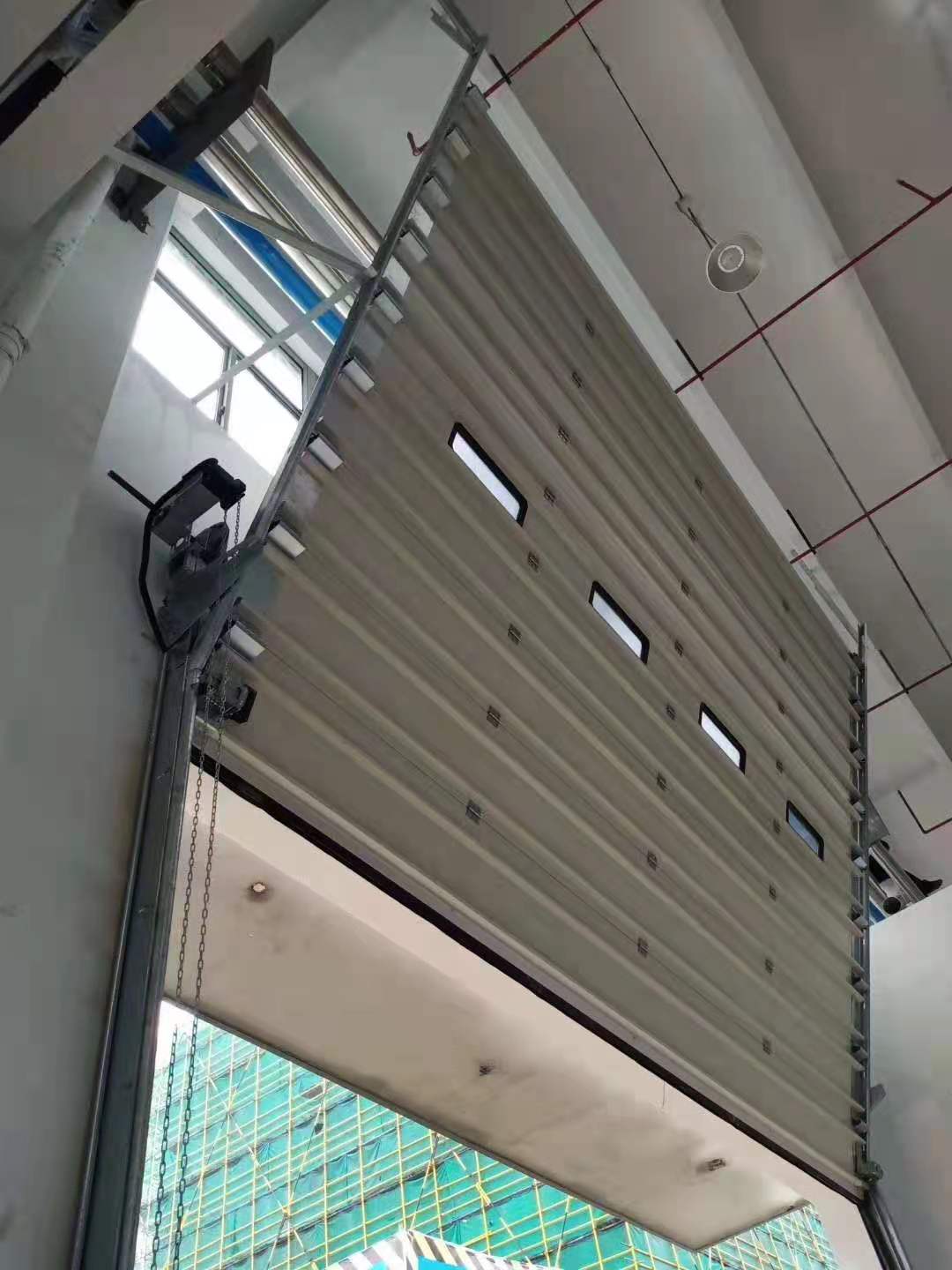 斜拉提升门